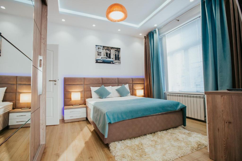 Säng eller sängar i ett rum på Color Apartments Corneliu Coposu 1A street