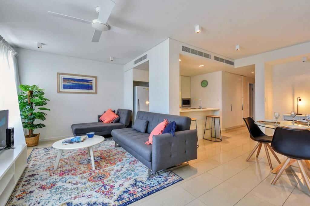 salon z kanapą i stołem w obiekcie Darwin Waterfront Luxury Apartment w mieście Darwin