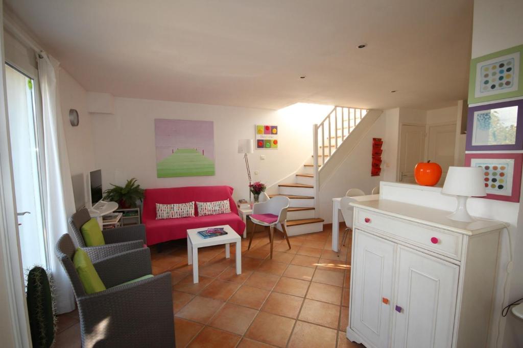 - un salon avec un canapé et des fauteuils rouges dans l'établissement 50m de la plage vue mer Très belle maison 3 chambres 5 couchages grand jardin parking voitures LXMURIER, à Portiragnes