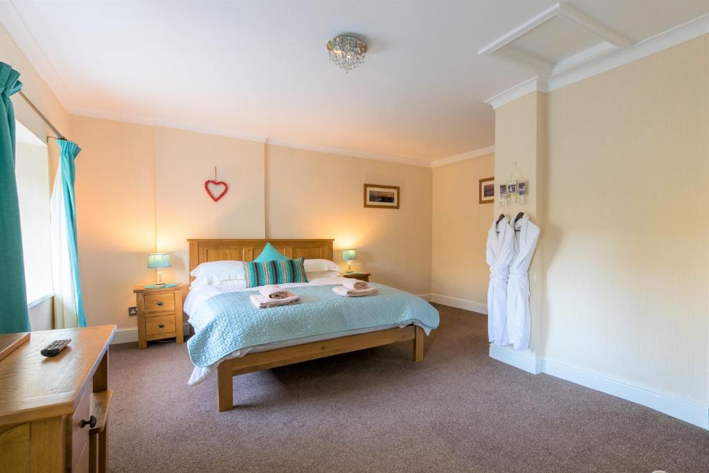 ein Schlafzimmer mit einem Bett und einer Kommode in der Unterkunft Host & Stay - Daisy Cottage in Bamburgh