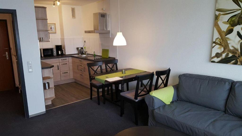 salon z kanapą i stołem oraz kuchnia w obiekcie Strandhotel Wohnung 42 w mieście Dahme