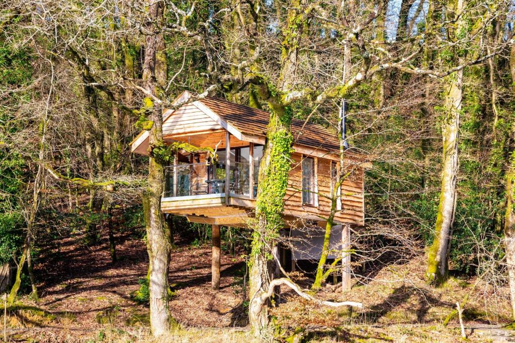 a tree house in the middle of the woods at Finest Retreats - The Tree House - Eco-Friendly, Back to Nature Experience in Germansweek