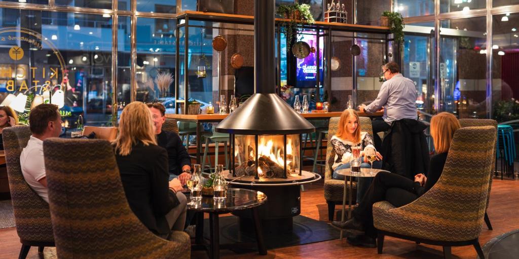 un groupe de personnes assises à une table dans un restaurant dans l'établissement Clarion Hotel Örebro, à Örebro