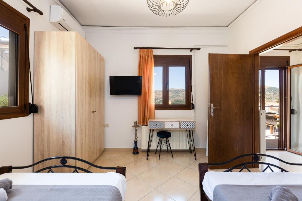TV a/nebo společenská místnost v ubytování Stefanakos House