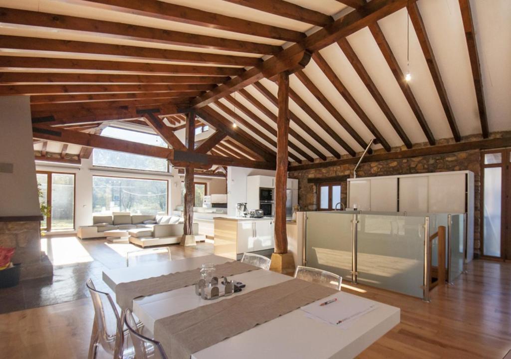 sala de estar amplia con mesa y cocina en Excepcional chalet cerca de Cabárceno, en Pámanes