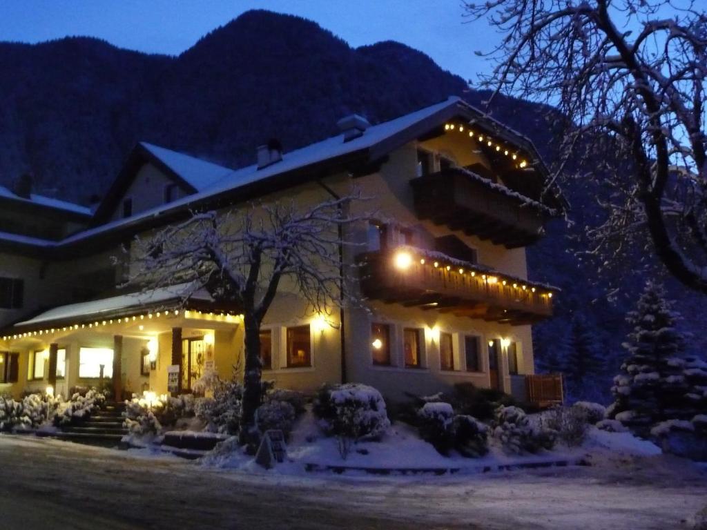 Nespecifikovaný výhled na hory nebo výhled na hory při pohledu z hotelu