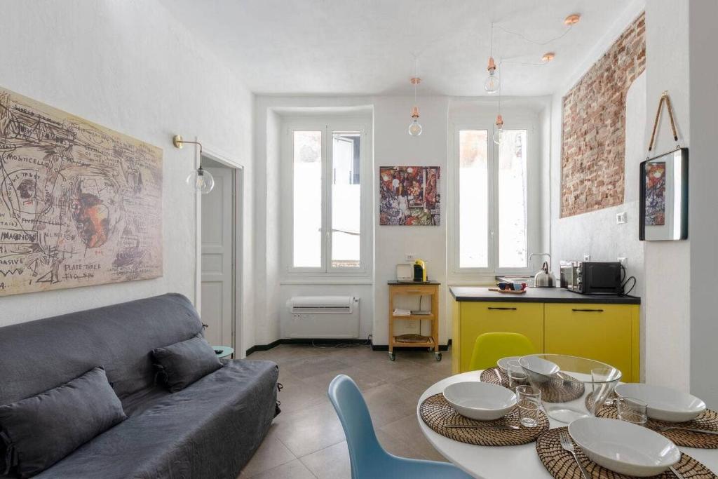ein Wohnzimmer mit einem Sofa und einem Tisch in der Unterkunft Castelli's apartment for your holidays 15 in Genua