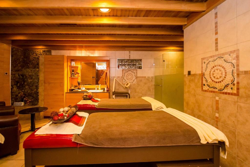 Postel nebo postele na pokoji v ubytování Muthu Silver Springs Hotel