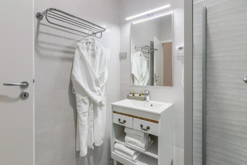 New Era Hotel Old Town Party Zone Bucharest- parking with fee nearby - NOT at the hotel ! - Resim 17