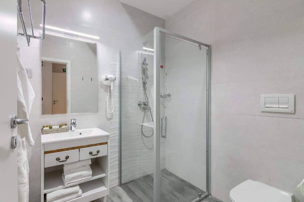 Koupelna v ubytování New Era Hotel Old Town Bucharest parking with fee nearby