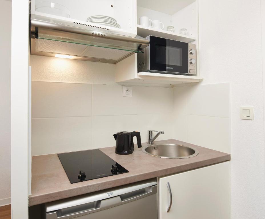 Kuchyň nebo kuchyňský kout v ubytování Ténéo Apparthotel Talence - Centre