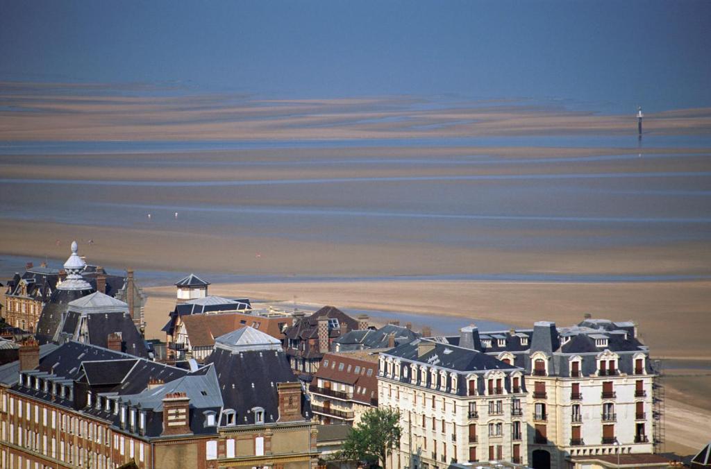 uitzicht op een stad met gebouwen en wolken bij Maison de charme avec vue mer in Trouville-sur-Mer