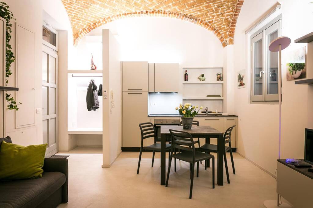 cocina y sala de estar con mesa y sillas en Mameli Premium, en Casale Monferrato