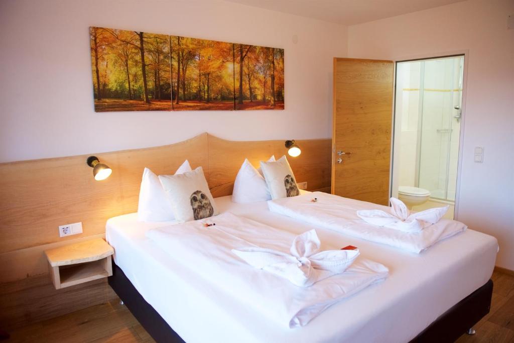 Postel nebo postele na pokoji v ubytování Hotel Alpenglühn