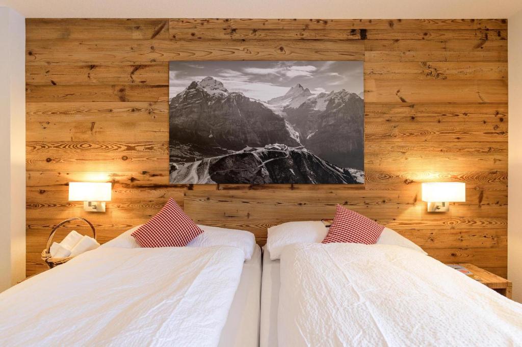 Uma cama ou camas num quarto em Hotel Bernerhof Grindelwald