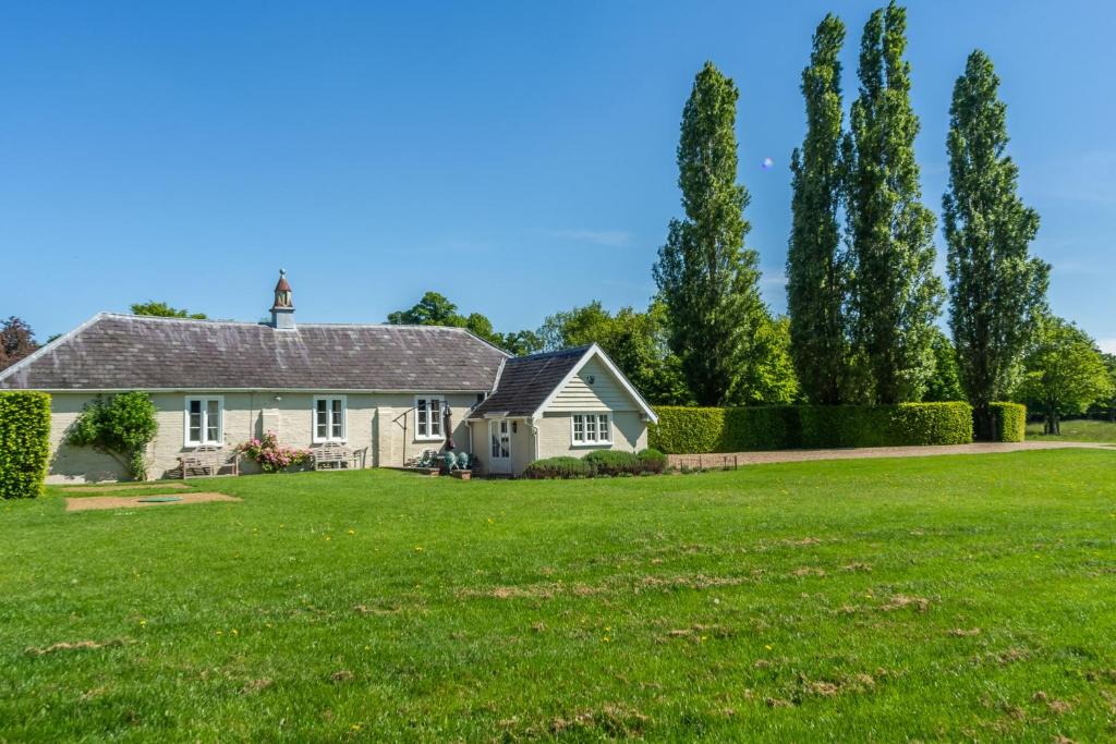 a house with a large yard at The Cartlodge in Higham