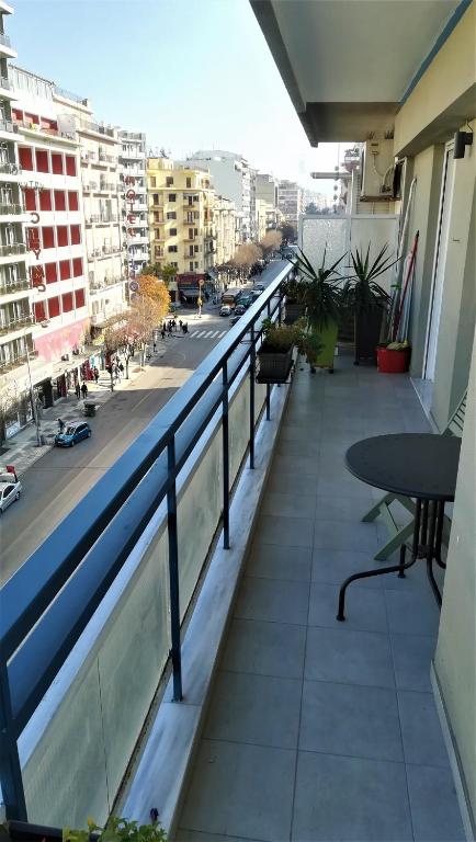 balkon z widokiem na ulicę miejską w obiekcie Nordic Design 5star Apartment w Salonikach