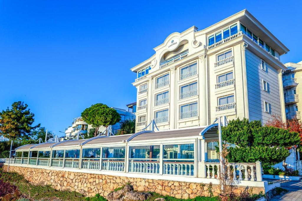 ein großes weißes Gebäude mit einem großen Balkon in der Unterkunft La Boutique Hotel & Suites in Antalya