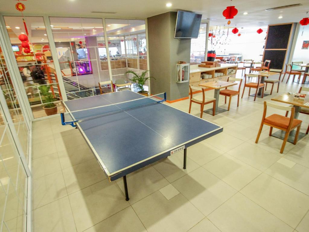 Stolní tenis v ubytování HARRIS Hotel Pontianak nebo okolí