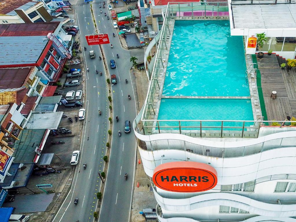 Bazén v ubytování HARRIS Hotel Pontianak nebo v jeho okolí