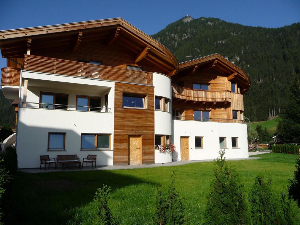 a large house with a mountain in the background at Il Mondo di Patty 4 in Pera