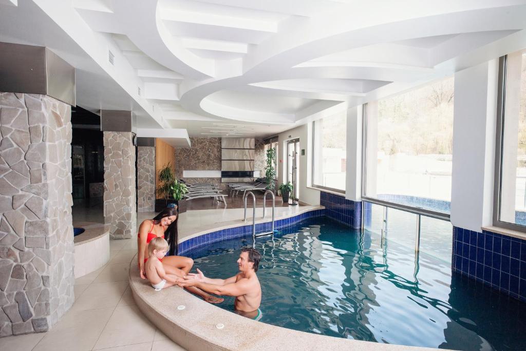 Bazén v ubytování Hotel Irys by Derenivska Kupil nebo v jeho okolí