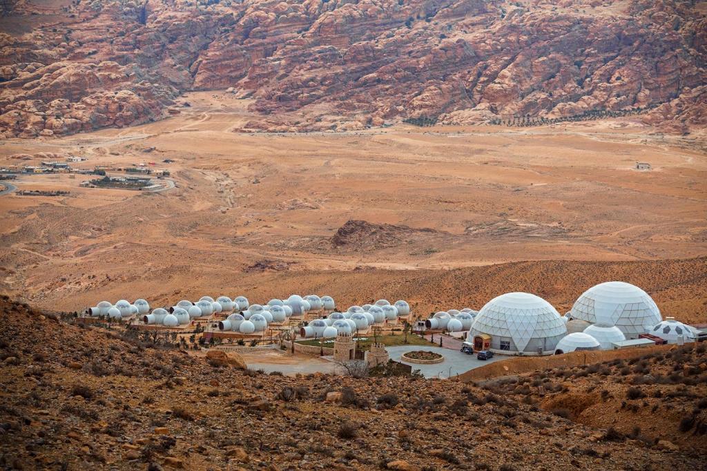 eine Luftansicht einer Gruppe von Kuppeln in der Wüste in der Unterkunft Petra Bubble Luxotel in Wadi Musa