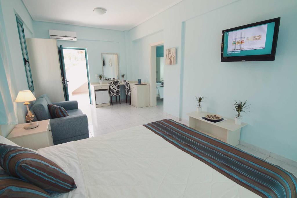 Postel nebo postele na pokoji v ubytování Kyparissia Blue Boutique Hotel