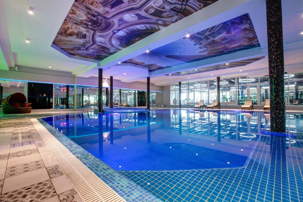 una piscina en un edificio con techo en Royal Relaxing Spa, en Vnukovo