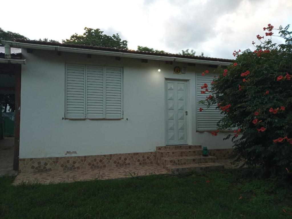 a white house with a window and a door at Casa Reinamora in Villa Parque Siquiman