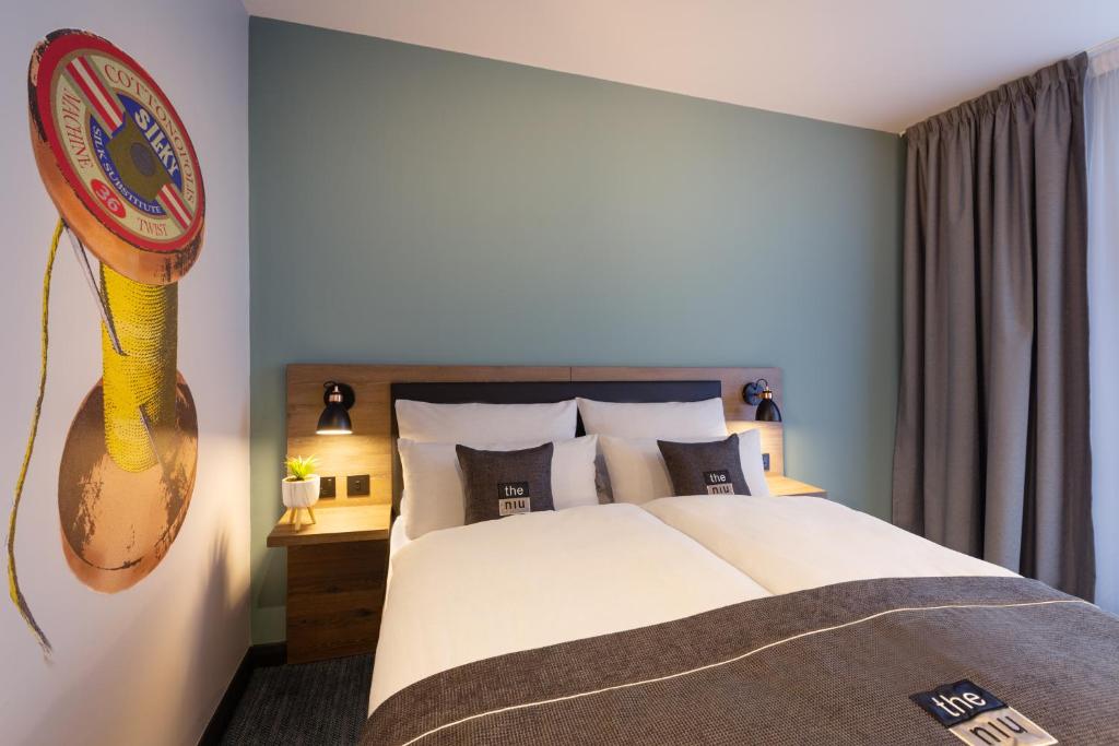 Postel nebo postele na pokoji v ubytování Holiday Inn - the niu, Loom Manchester North by IHG