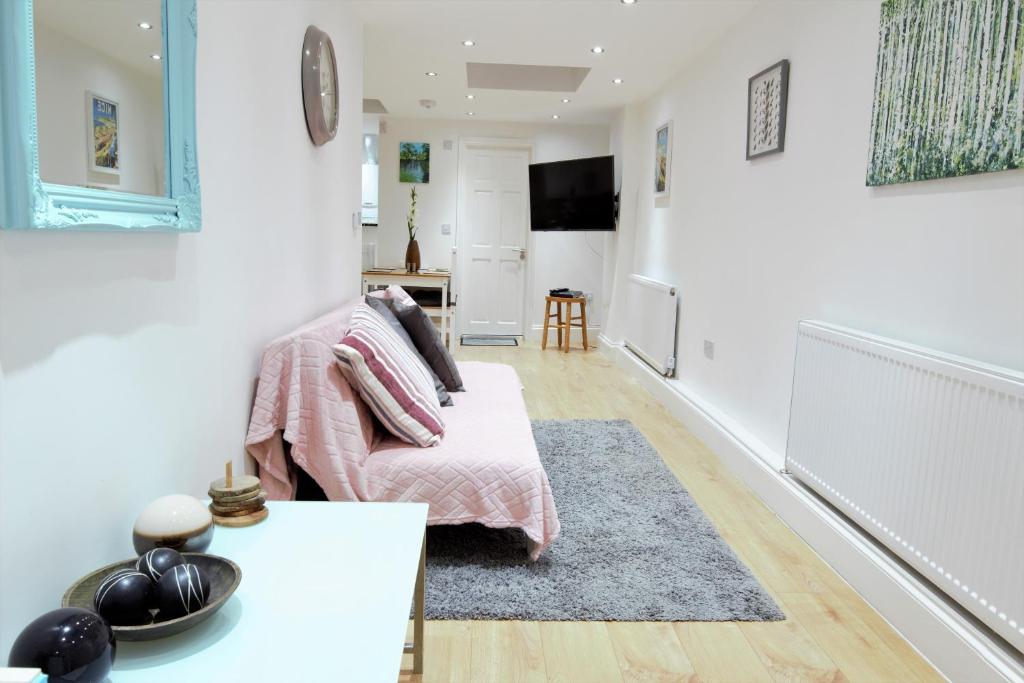 Televisor o centre d'entreteniment de NEWLY REFURBISHED 2 BEDROOM APARTMENT IN THE HEART OF GREENWICH