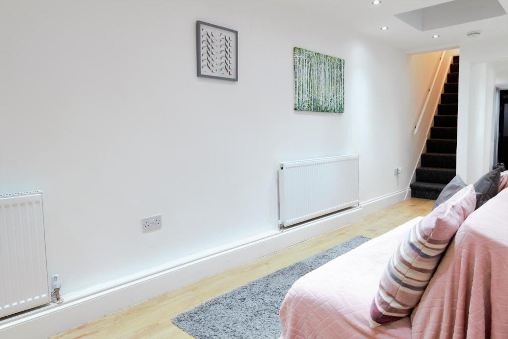 NEWLY REFURBISHED 2 BEDROOM APARTMENT IN THE HEART OF GREENWICH