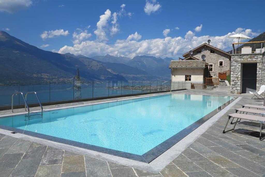 una gran piscina con vistas a las montañas en Spectacular views and modern living on Lake Como en Bellano