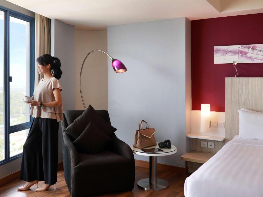Uma cama ou camas num quarto em Mercure Convention Center Ancol