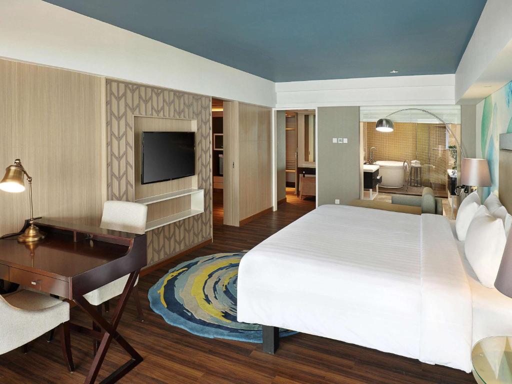 Uma cama ou camas num quarto em Mercure Convention Center Ancol