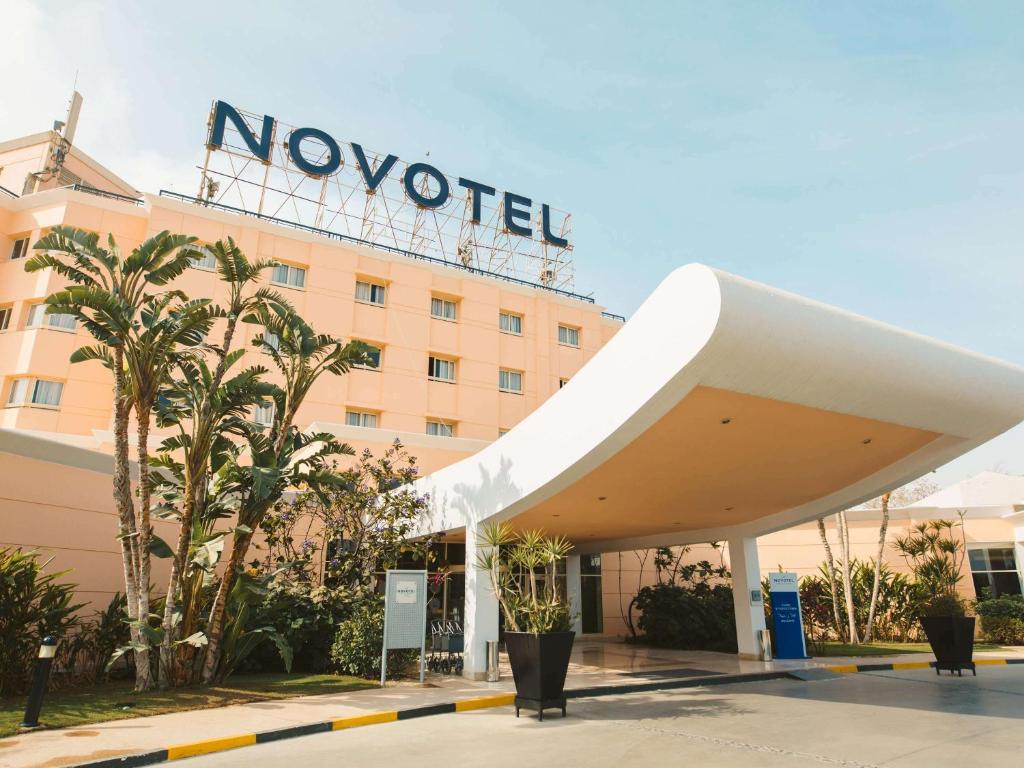 十月六日城的住宿－諾富特開羅酒店，大楼前的创新酒店