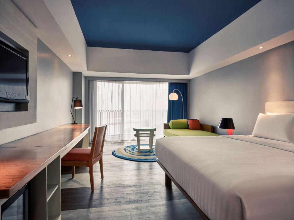 Uma cama ou camas num quarto em Mercure Convention Center Ancol