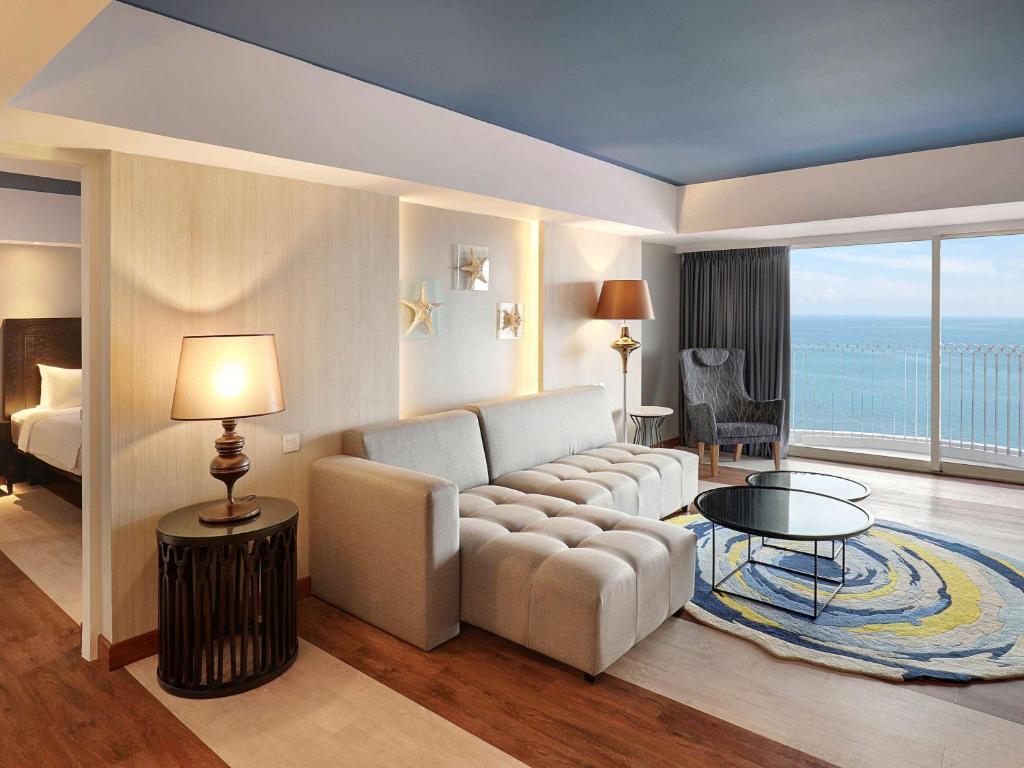 Uma área de estar em Mercure Convention Center Ancol