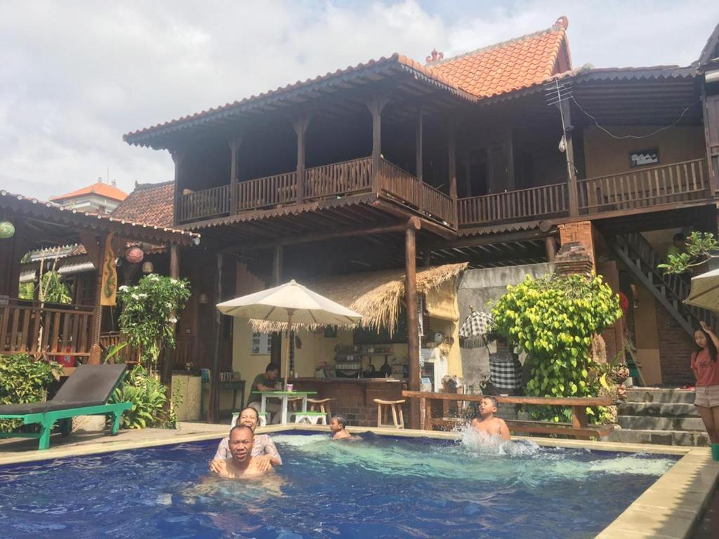 Bazén v ubytování Green Paddy Hostel & Villa nebo v jeho okolí