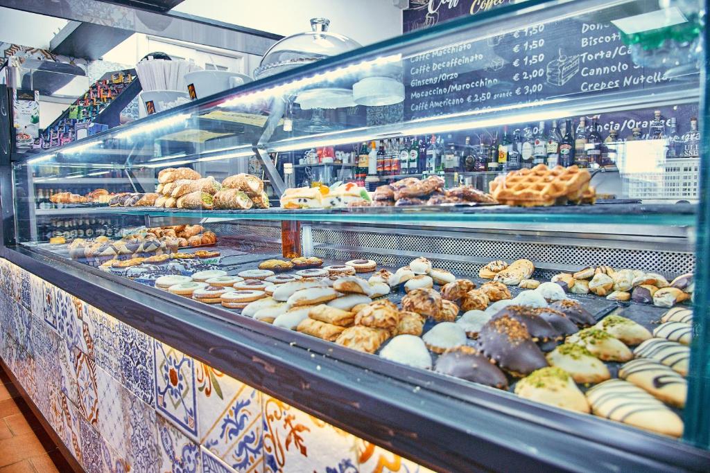 una vetrina in un forno pieno di ciambelle di Rifugio Sapienza a Nicolosi