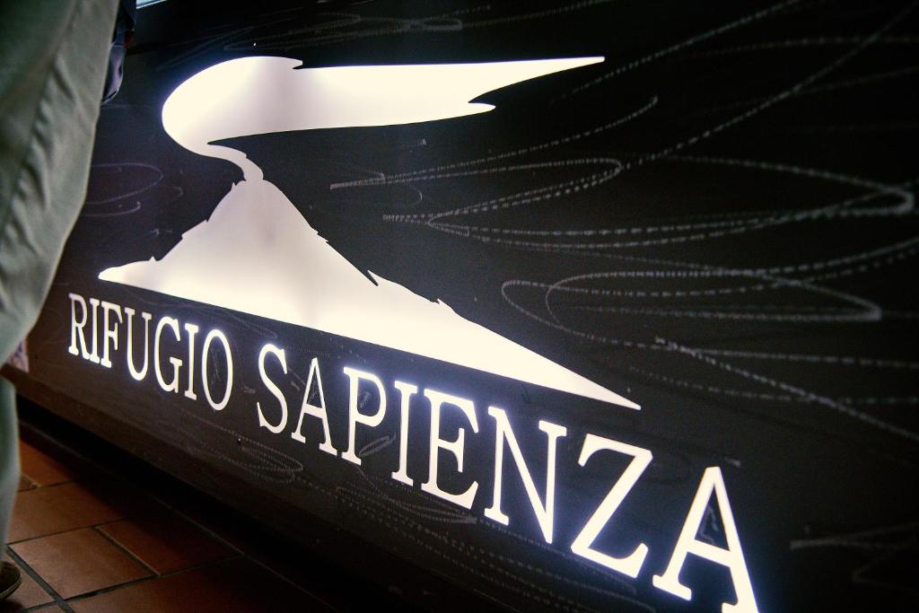 Certificato, attestato, insegna o altro documento esposto da Rifugio Sapienza