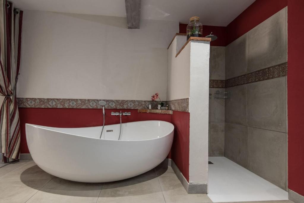 Koupelna v ubytování LE MAS DES COLOMBES Chambres d'hôtes B&B & SPA