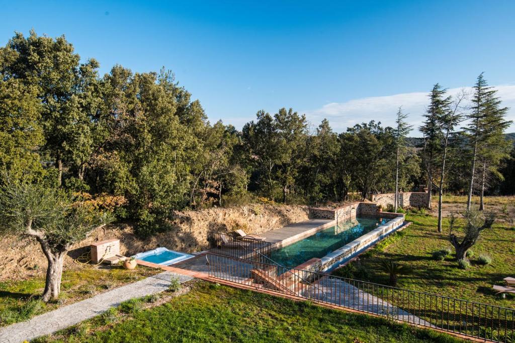 Bazén v ubytování LE MAS DES COLOMBES Chambres d'hôtes B&B & SPA nebo v jeho okolí