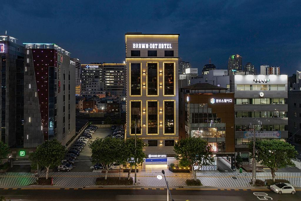 vista de uma cidade à noite com edifícios em Beomil Brown Dot Hotel em Busan