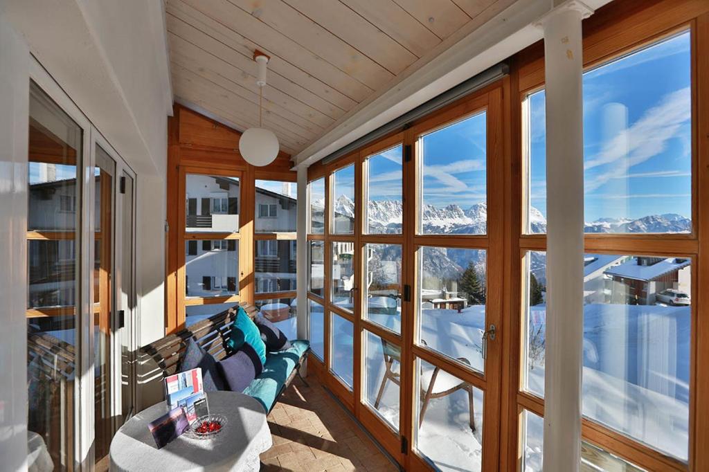 uma sala de estar com um sofá e uma mesa em Ferienwohnung Steinröschen em Flumserberg