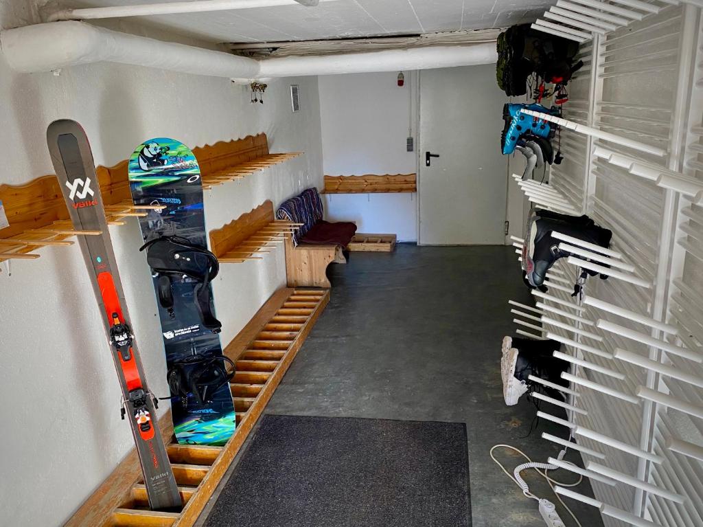 Palanda nebo palandy na pokoji v ubytování Landhaus Tauplitz