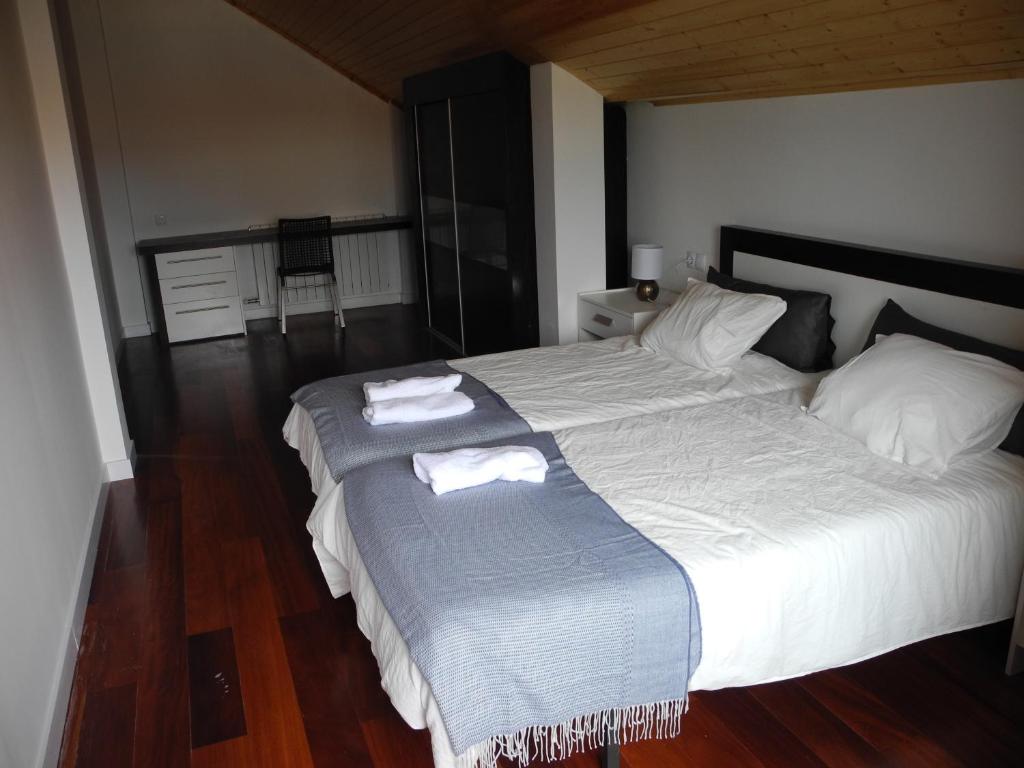 - une chambre avec 2 lits et des serviettes dans l'établissement VIVIENDA TURÍSTICA LOS OLIVOS, à Fontellas