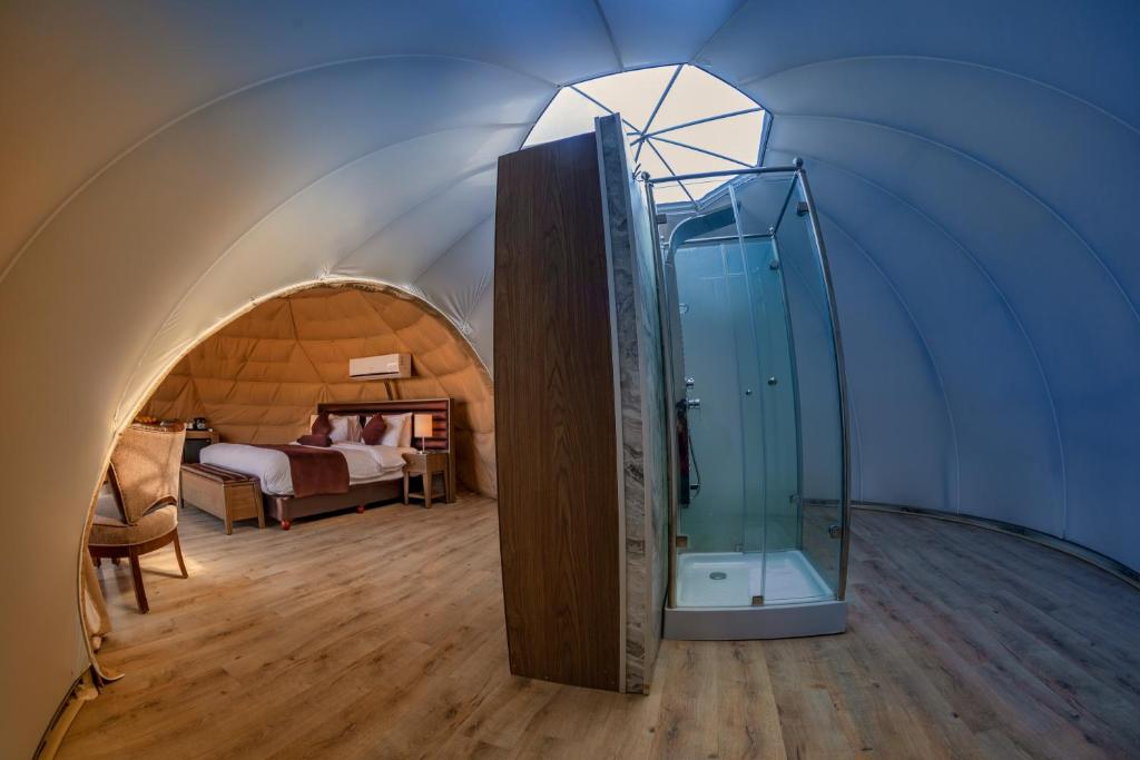 Postel nebo postele na pokoji v ubytování Wadi Rum UFO Luxotel