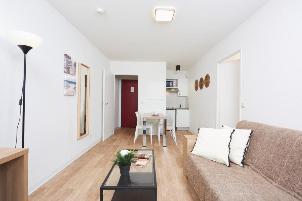 Kuchyň nebo kuchyňský kout v ubytování Ténéo Apparthotel Talence - Centre